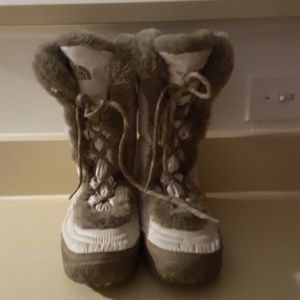 Noth face women winter boots.